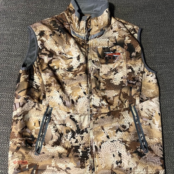 SITKA Dakota Men's Camo Vest. Print: Waterfowl Marsh - Picture 1 of 3